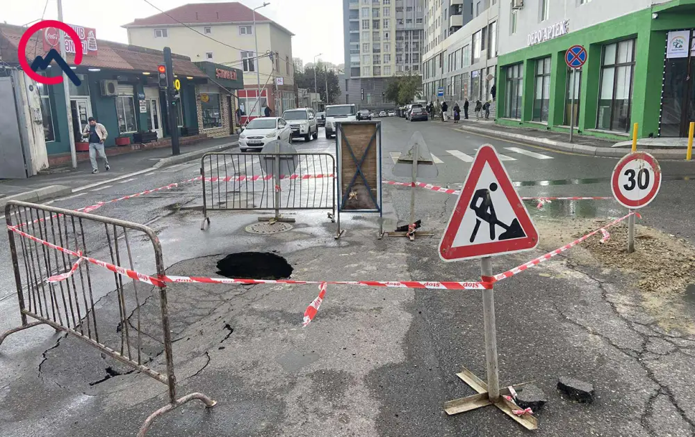 Badamdarda yol çökdü - Video
