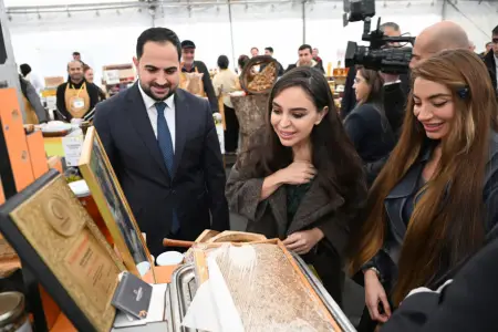 Leyla və Arzu Əliyevalar arıçılıq məhsullarının sərgi-satış yarmarkasında – Fotolar