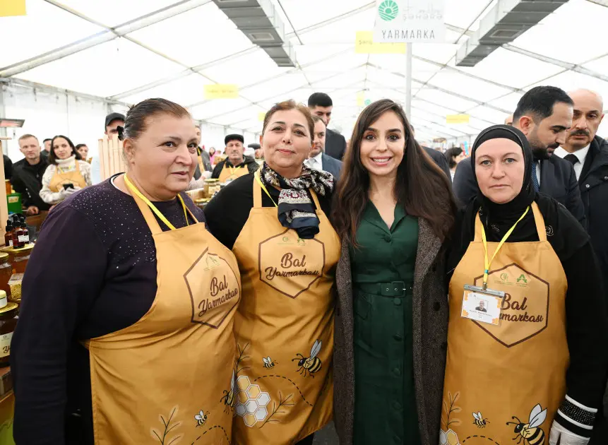 Leyla və Arzu Əliyevalar arıçılıq məhsullarının sərgi-satış yarmarkasında – Fotolar