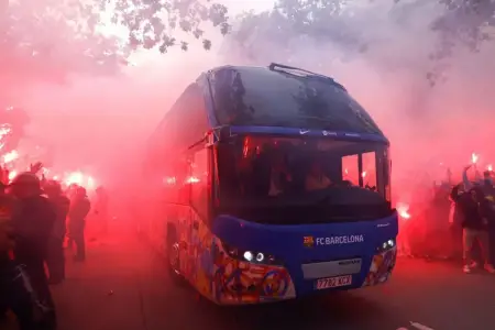 “Barselona” azarkeşlərini daşıyan avtobus yandı