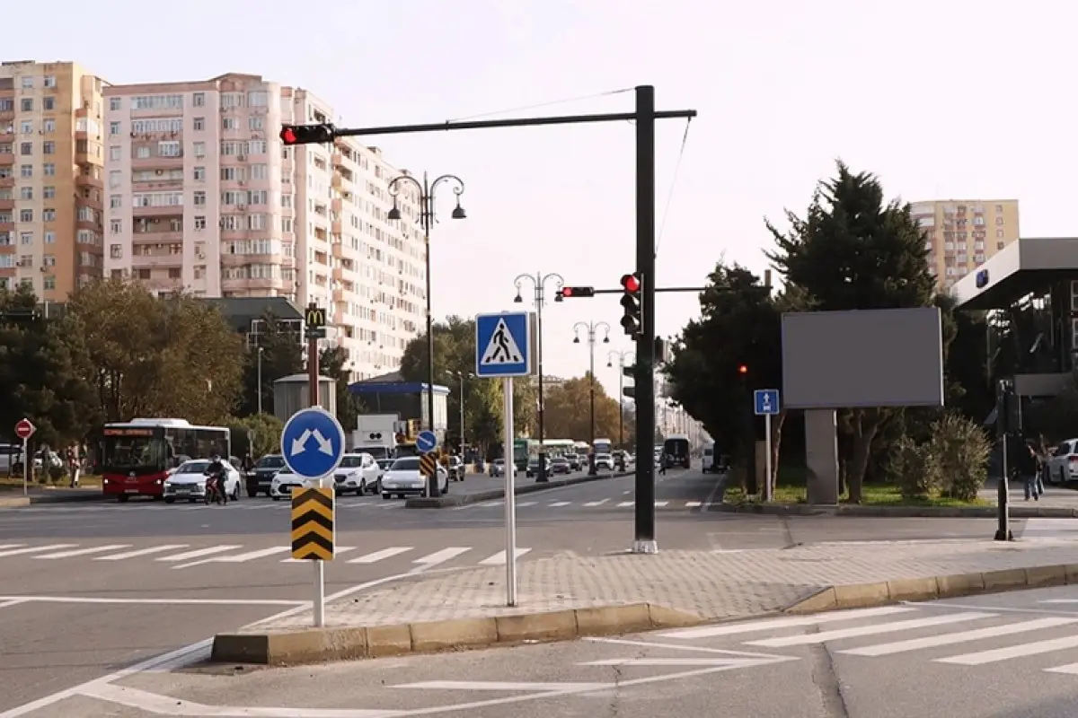 Bu yolda yeni piyada keçidləri və panduslar təşkil olundu