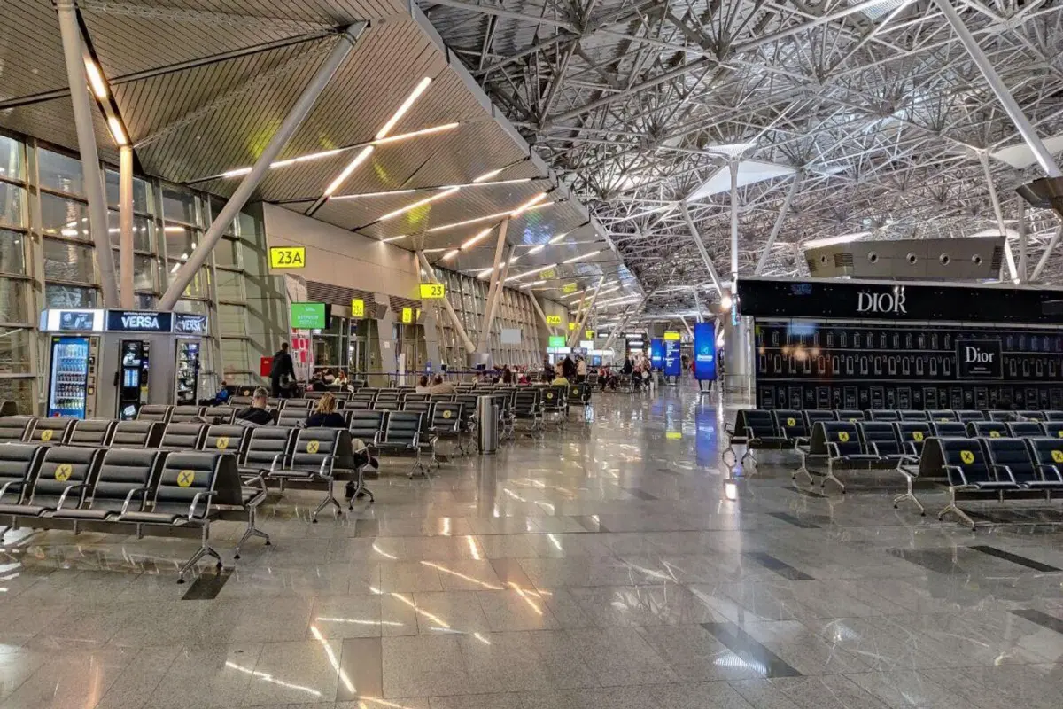 Əməkdar artist hava limanında dava saldı - Video