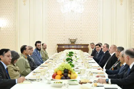 İlham Əliyev Şahbaz Şəriflə nahar etdi