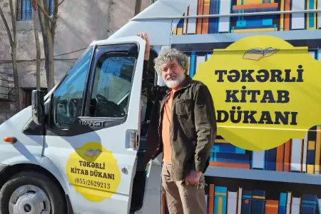 Kitabla gələn düşmən kimi qarşılandı – “Təkərli kitab dükanı”nı qovdular