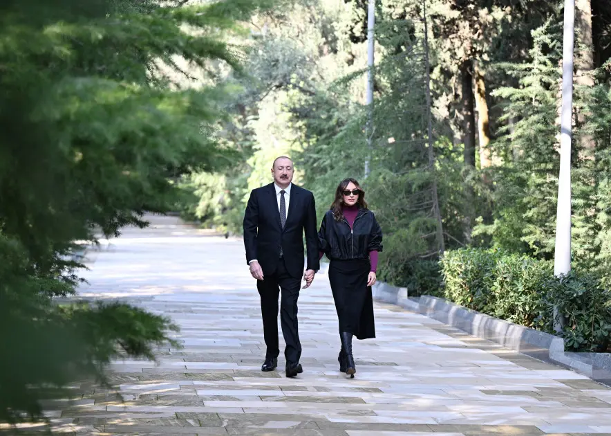Prezident və xanımı Heydər Əliyevin məzarını ziyarət etdi