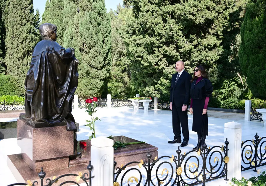 Prezident və xanımı Heydər Əliyevin məzarını ziyarət etdi
