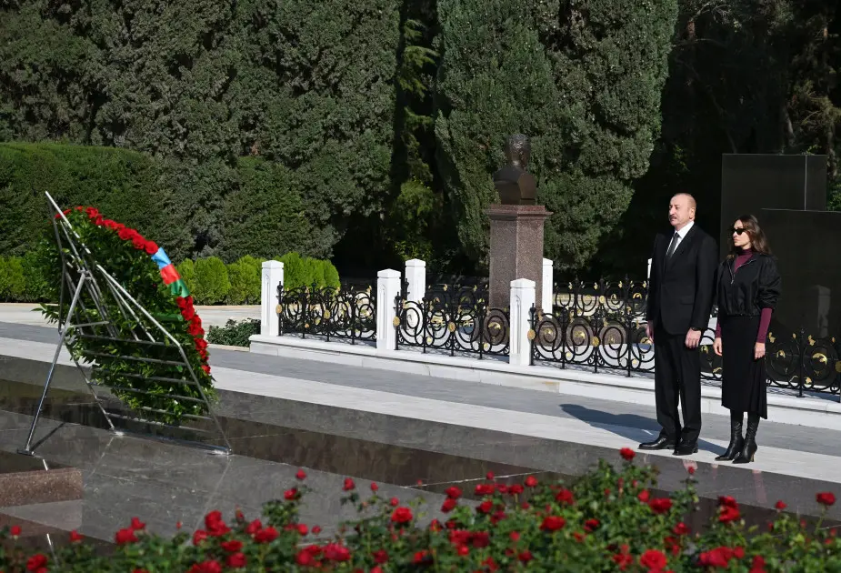 Prezident və xanımı Heydər Əliyevin məzarını ziyarət etdi