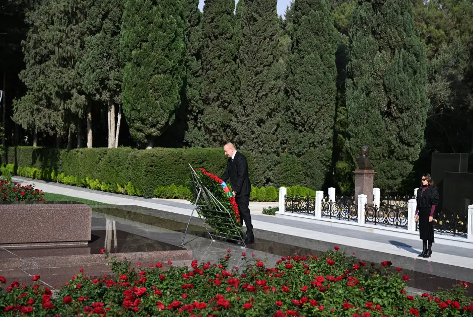 Prezident və xanımı Heydər Əliyevin məzarını ziyarət etdi