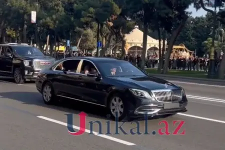 Prezident parada baxmağa gələn vətəndaşları salamladı - Video