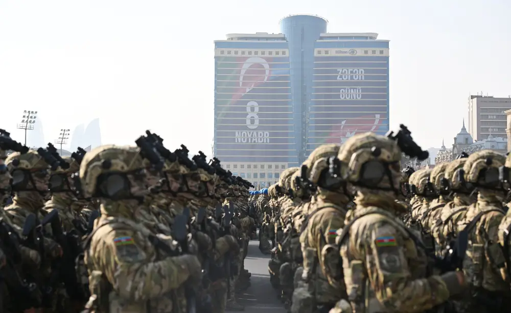 Prezident hərbi paraddan fotolar paylaşdı