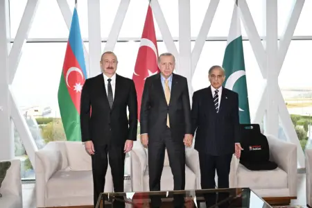 İlham Əliyev, Ərdoğan və Şahbaz Şərifin üçtərəfli görüşü oldu - Foto