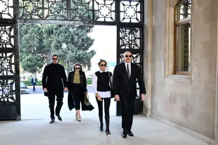 Prezidentlə ailəsinin paraddan yeni - Fotoları