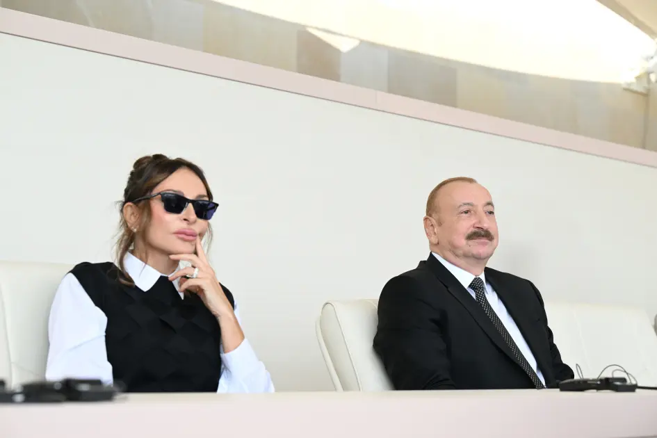 Prezidentlə ailəsinin paraddan yeni - Fotoları