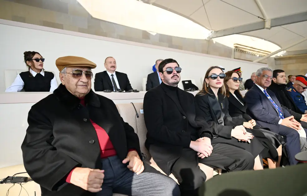 Prezidentlə ailəsinin paraddan yeni - Fotoları