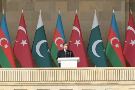 Şahbaz Şərif Bakıdakı hərbi paradla bağlı paylaşım etdi