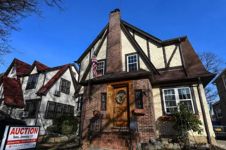 Trampın uşaqlığını keçirdiyi ev satışa çıxarıldı