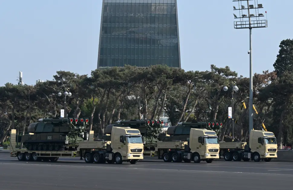 Paradda nümayiş etdirilən silah sistemləri, texnika və aviasiya vasitələri – Fotolar