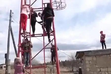 Qülləyə çıxan 18 yaşlı gənc xilas edildi - VİDEO