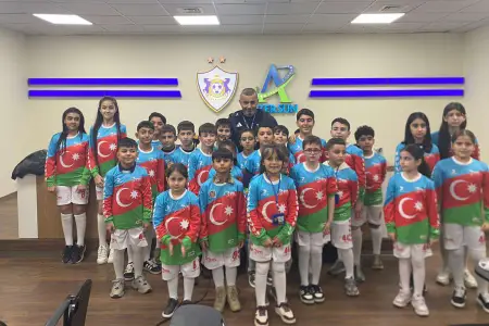 Qurban Qurbanov şəhid övladları ilə - FOTO