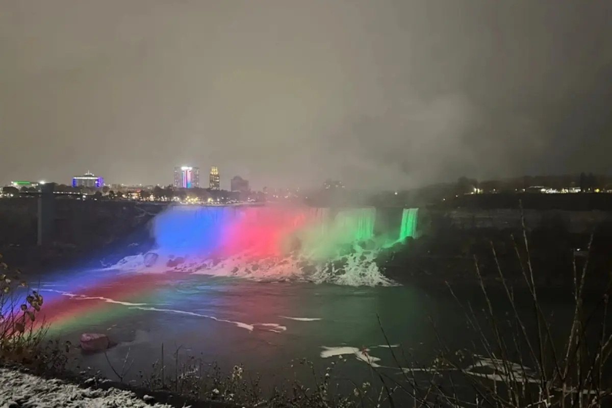 Niaqara şəlaləsi Azərbaycan bayrağının rəngləri ilə işıqlandırıldı - Video