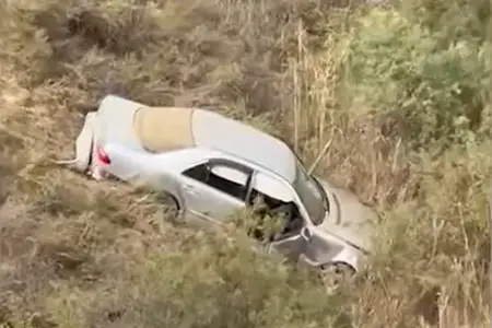 Bakıda maşın dərəyə aşdı: sürücünün xilas anı – Video