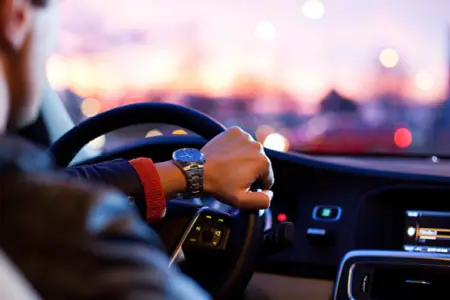 Qadın yolda yatdı, “ayıq sürücü” pulunu oğurladı