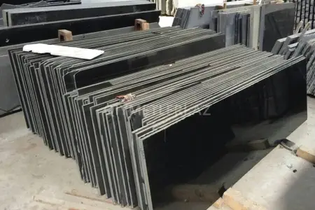 Üzərinə mərmər daşı düşən kişi öldü