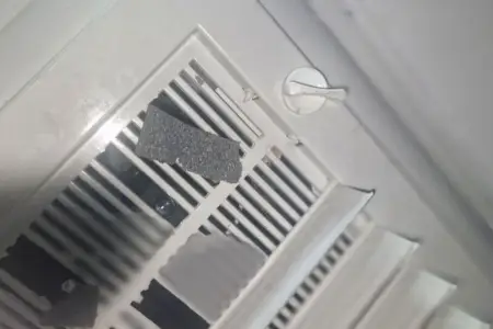 Qadınlar üçün olan sanitar qovşaqdan gizli kamera tapıldı