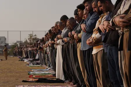 Bu şəhərin sakinləri bunun üçün paltarlarını tərs çevirib namaz qıldılar – Fotolar