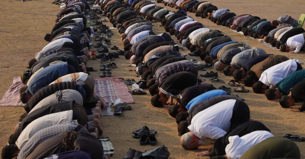 Bu şəhərin sakinləri bunun üçün paltarlarını tərs çevirib namaz qıldılar – Fotolar