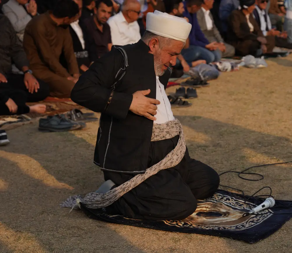 Bu şəhərin sakinləri bunun üçün paltarlarını tərs çevirib namaz qıldılar – Fotolar