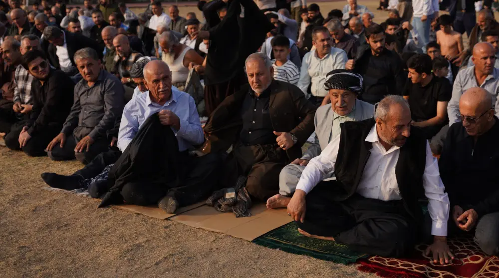 Bu şəhərin sakinləri bunun üçün paltarlarını tərs çevirib namaz qıldılar – Fotolar