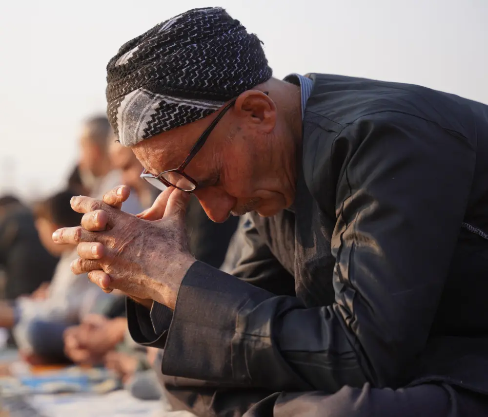 Bu şəhərin sakinləri bunun üçün paltarlarını tərs çevirib namaz qıldılar – Fotolar