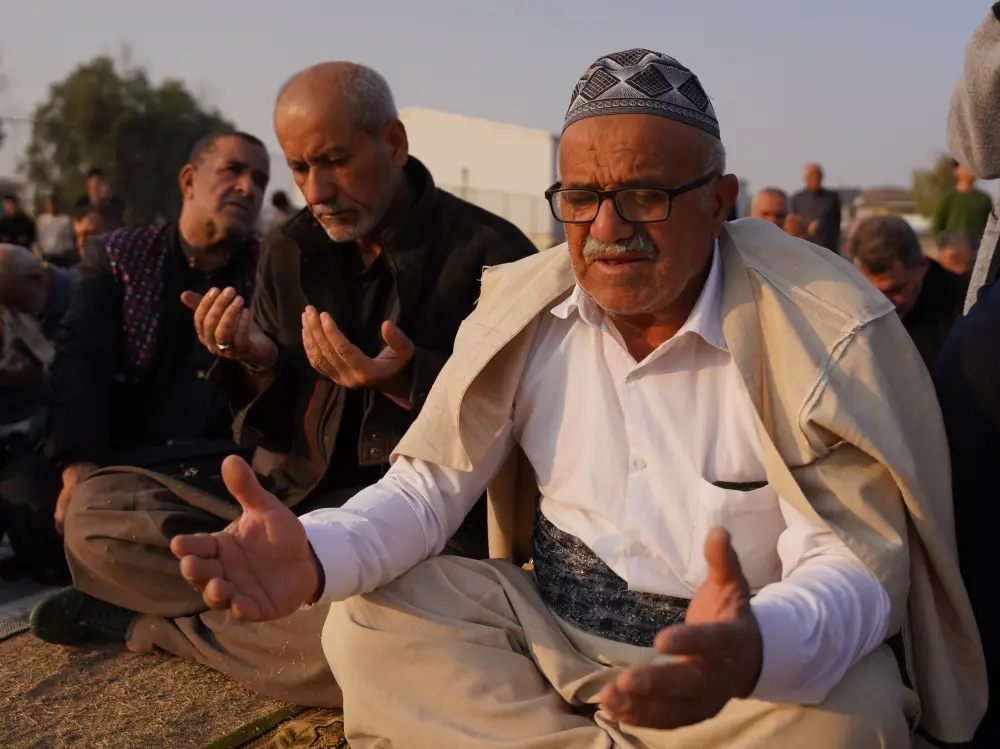 Bu şəhərin sakinləri bunun üçün paltarlarını tərs çevirib namaz qıldılar – Fotolar