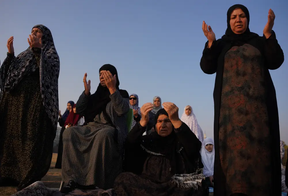 Bu şəhərin sakinləri bunun üçün paltarlarını tərs çevirib namaz qıldılar – Fotolar