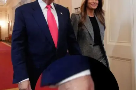 Trampın əlindəki örtücü kremin sirri – Prezident nəyi gizlədir?