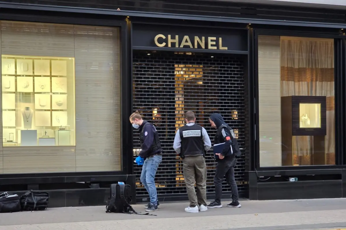 Lüks brendə "skuter hücumu": Parisdə inanılmaz hadisə