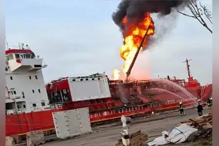 Türkiyəyə məxsus gəmi dronla vuruldu