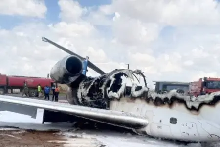 Nazirin olduğu təyyarə eniş zamanı alovlandı