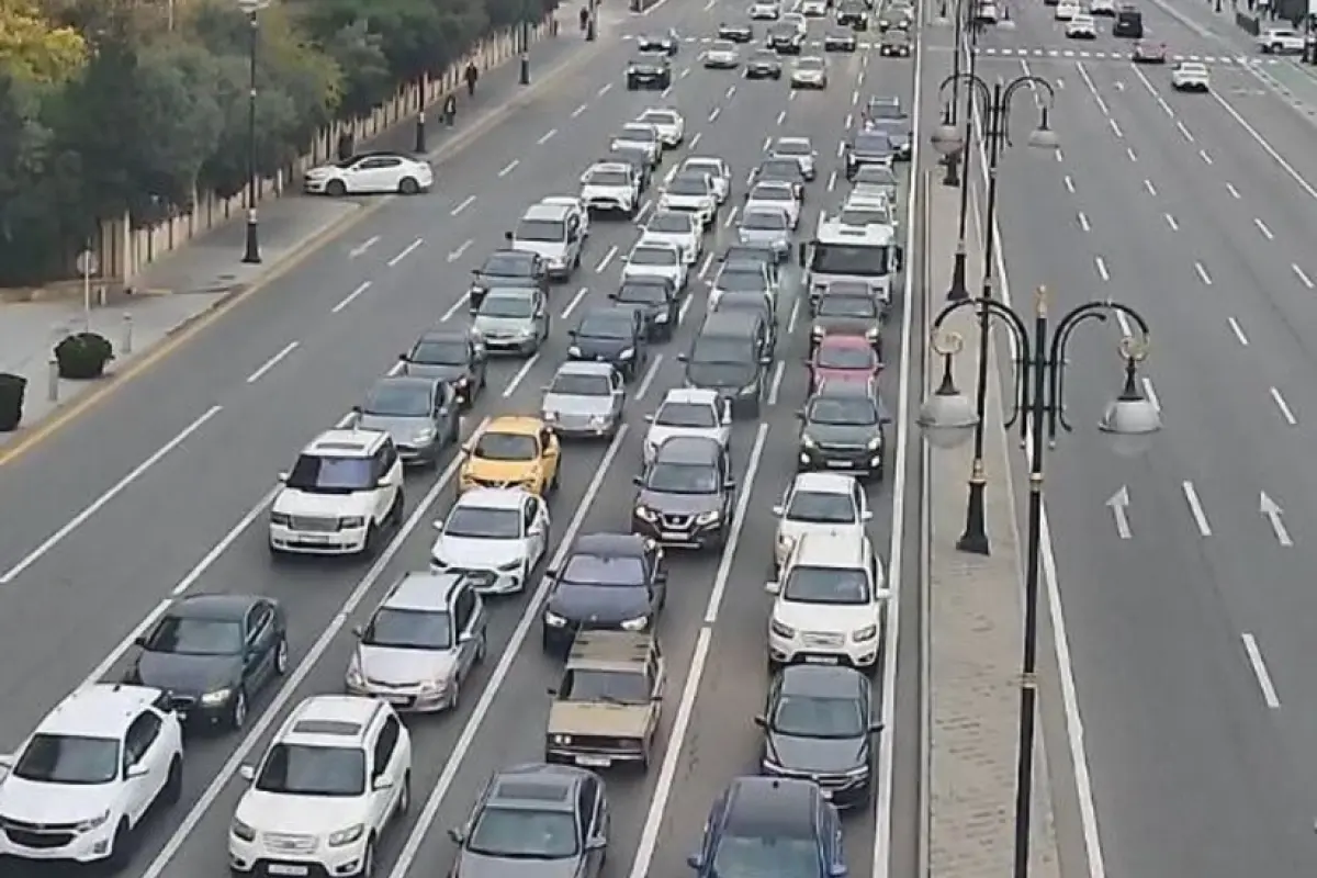 Bakının bir sıra yollarında nəqliyyatın sıxlığı yarandı