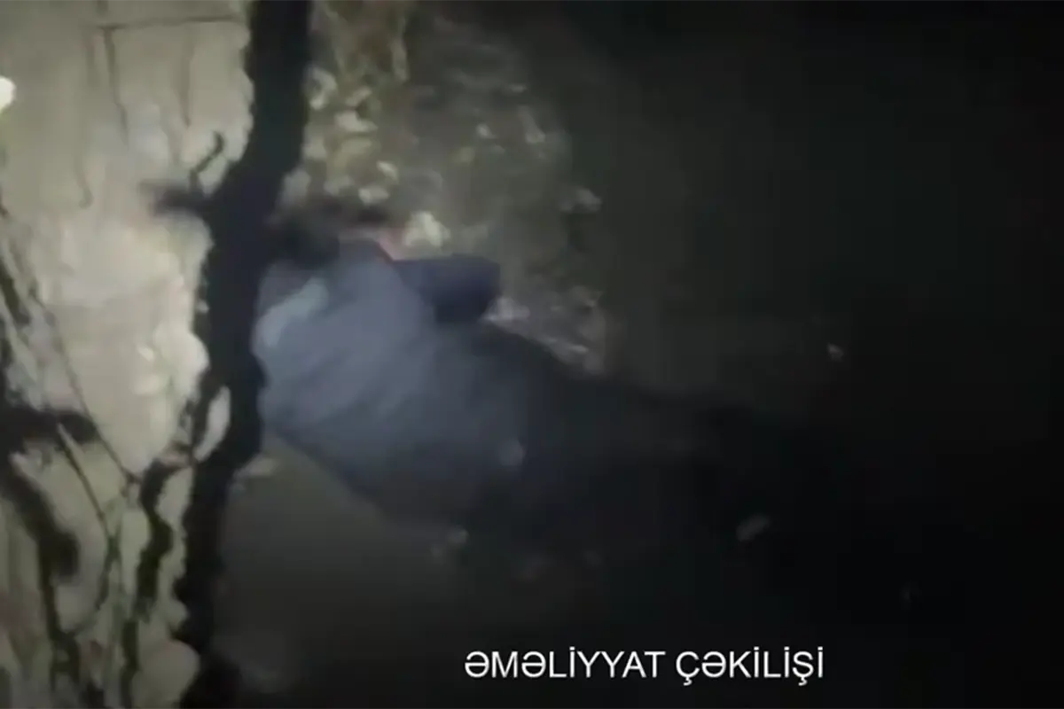 Körpüdən keçərkən çay dərəsinə yıxıldı - Video