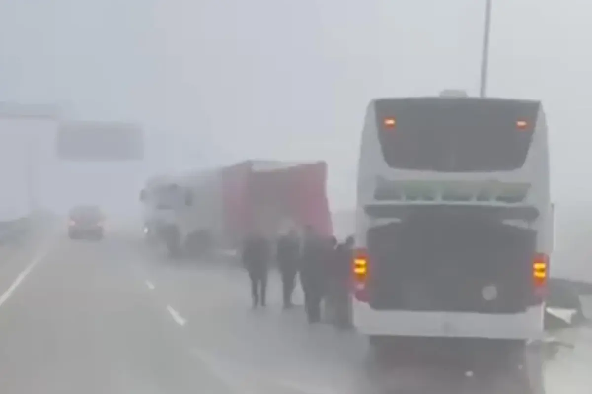 Duman qəzaya səbəb oldu – 13 nəfər yaralandı