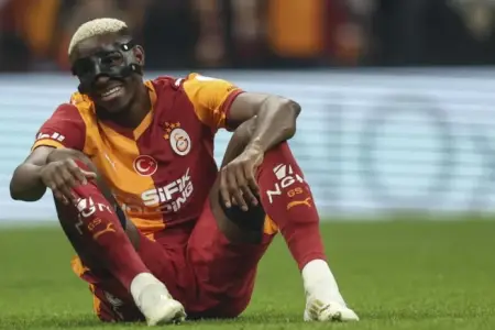 "Qalatasaray"a böyük itki: Osimhen meydanı tərk etdi