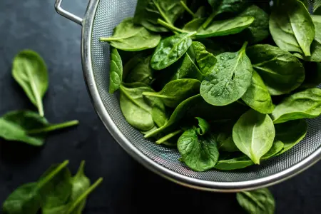 İspanaqdakı qumu bu üsulla yox edin 