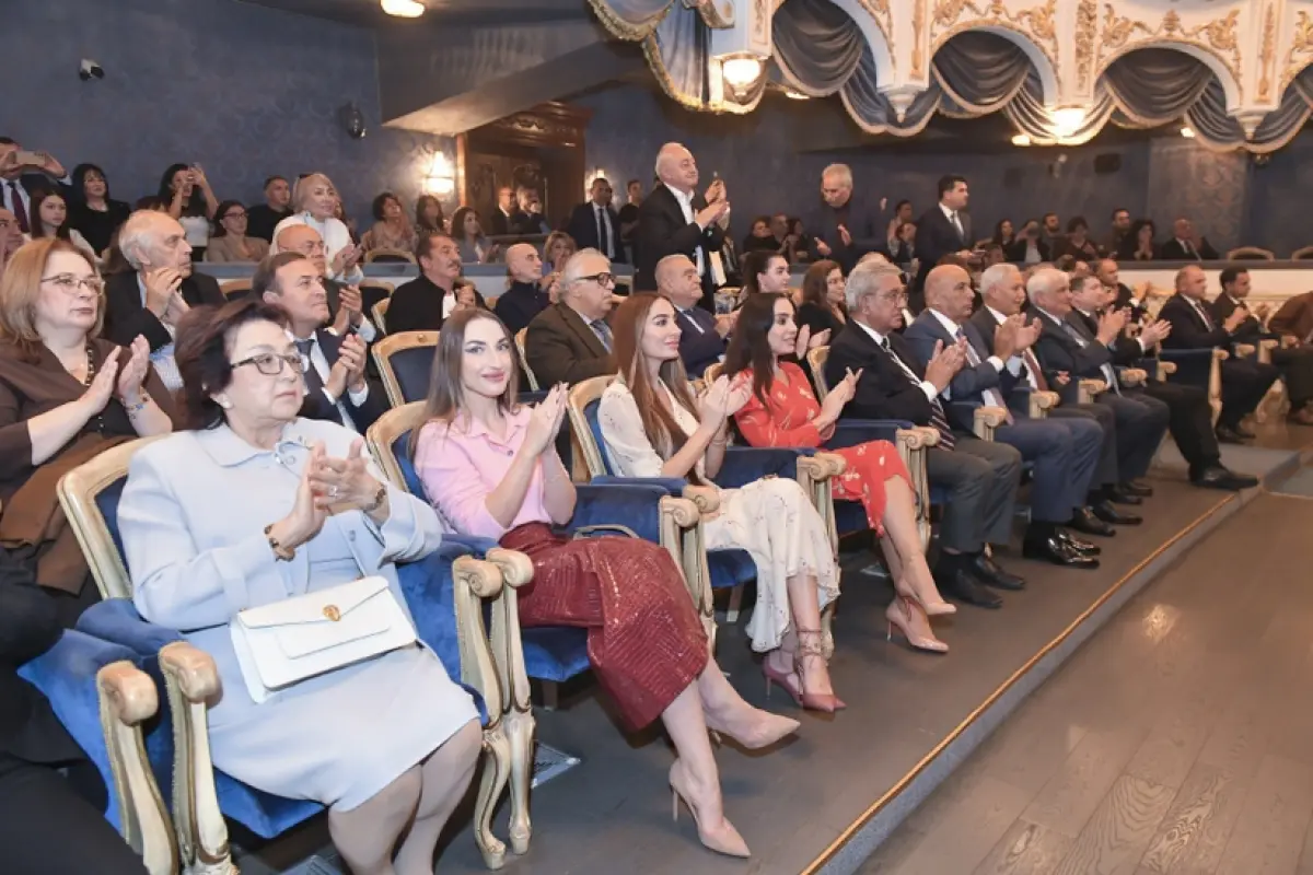 Leyla Əliyeva, Arzu Əliyeva və Alena Əliyeva "Gülçöhrə və Əsgər" tamaşasını izləyiblər