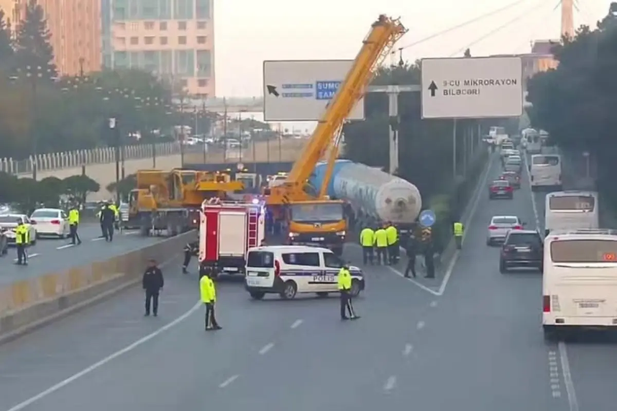 Binəqədi rayonunda nəqliyyatın hərəkəti bərpa olundu - Yeniləndi 1 - Video