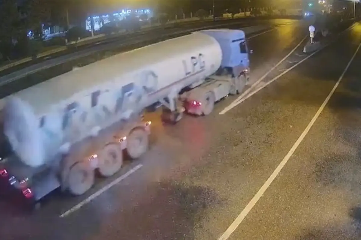 “20 Yanvar”da təhlükəli anlar - LPG daşıyan yük maşını qəza törətdi - Video