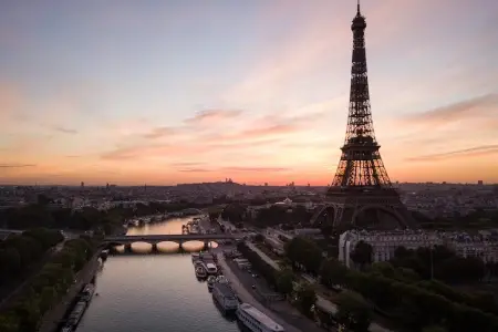 Paris zülmətə qərq oldu: şəhərdə nə baş verdi?