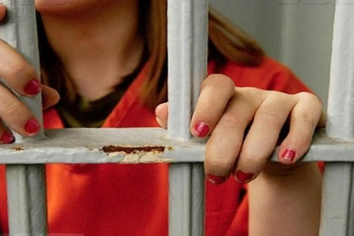 Qadın çalışdığı evdən 50 min manatlıq oğurluq etdi