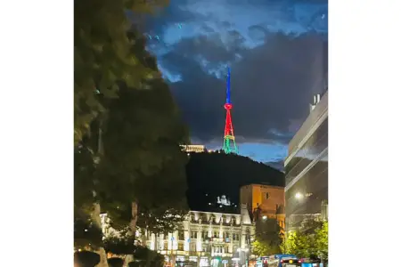 Tbilisidəki televiziya qülləsi Azərbaycan Bayrağının rəngləri ilə işıqlandırıldı